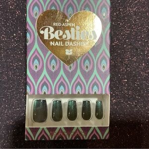 Green Press-On Nails with Metallic Finish and Coffin Shape
